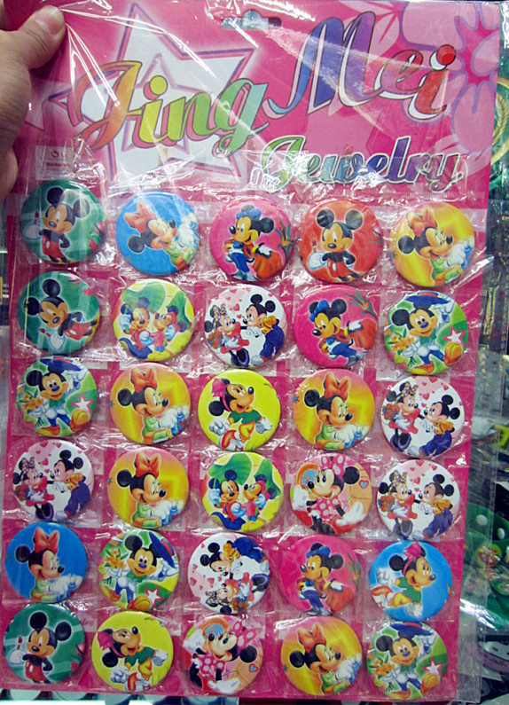 Personalized Name Badge Production Of Tinplate Smiley Face Cartoon Christmas Badge Customization Specification drawing