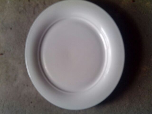 7-inch 17.8cm white round flat ceramic plate in stock