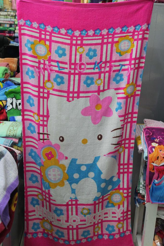 Cartoon printed children's beach towels are available in various styles. Large quantities are in stock and available for wholesale at the lowest price Specification image