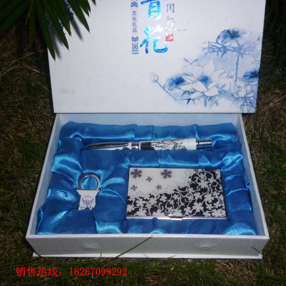 Blue and white porcelain business 3-piece set, anniversary conference gift, blue and white porcelain office gift, blue and white porcelain gift pen Application Scenario