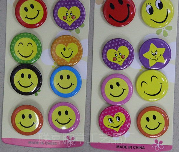 厂家直销黄色笑脸马口铁胸章 胸针别针个性定制图案细节图