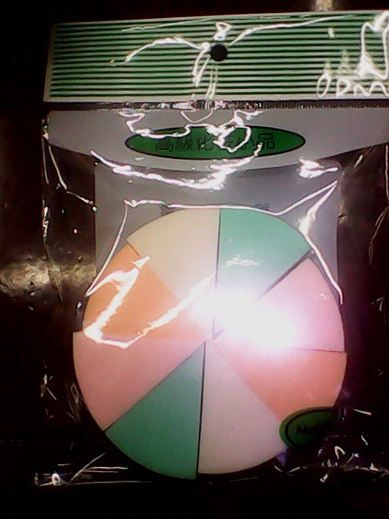 A round eight-piece powder puff