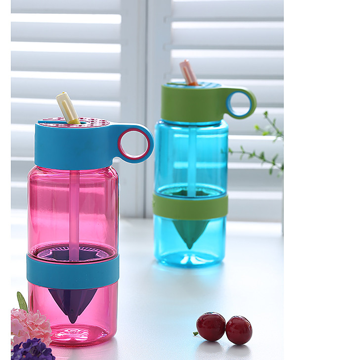 Citrus Zinger Juice Bottle comes with a straw portable manual fruit juice
