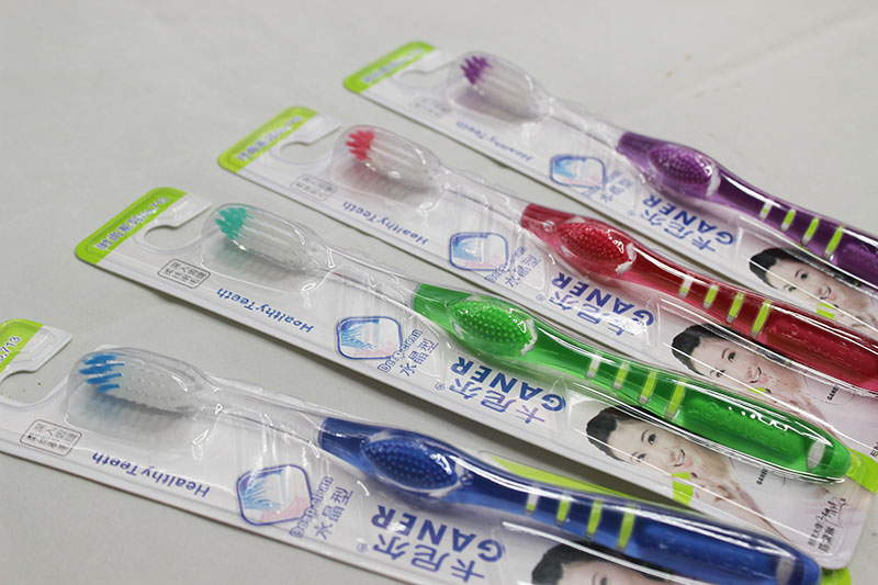 厂家直销批发713牙刷深层洁净适软毛 中软毛成人牙刷产品图