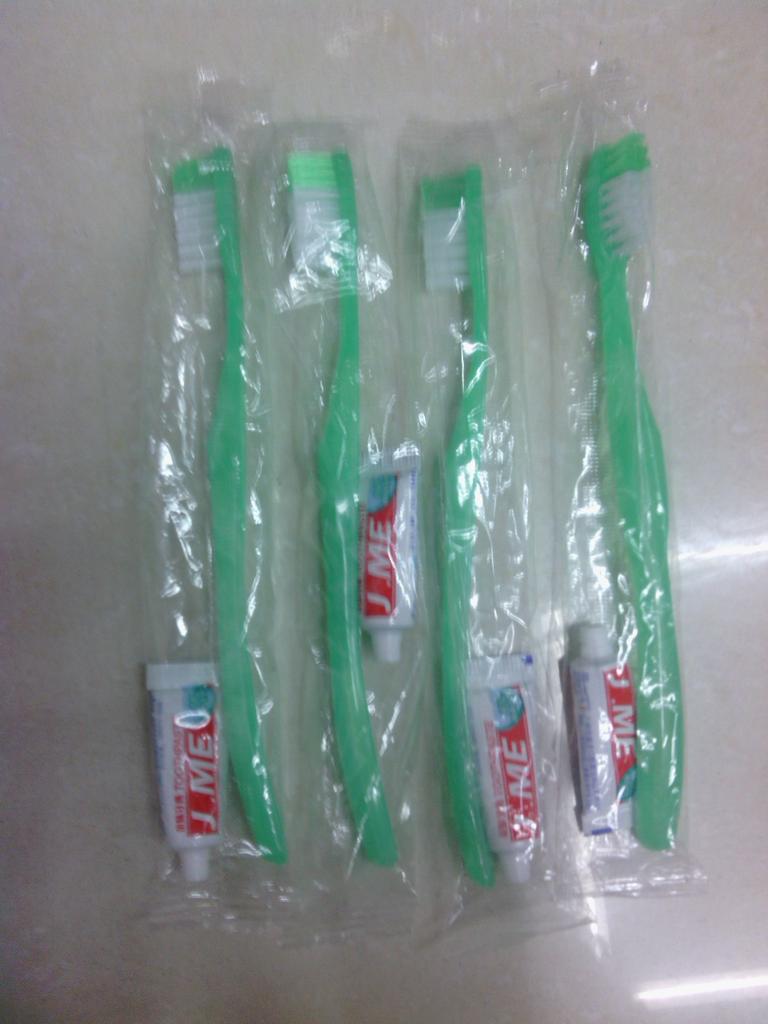 厂家直销一次性宾馆用品牙刷套装，包装可以按客户印刷logo