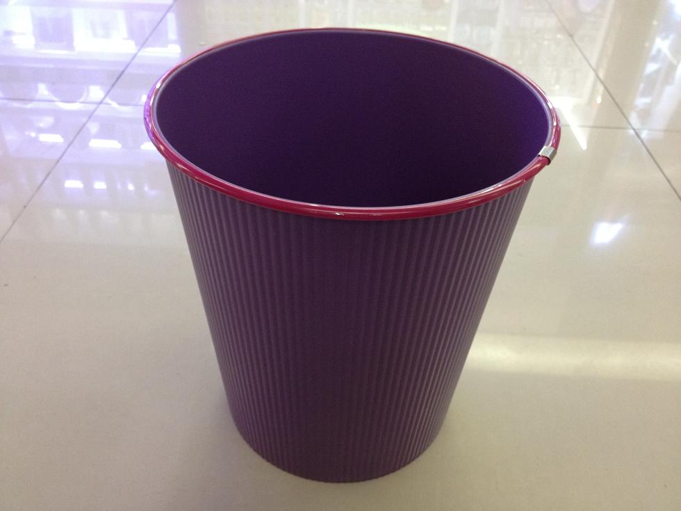 Plastic trash can