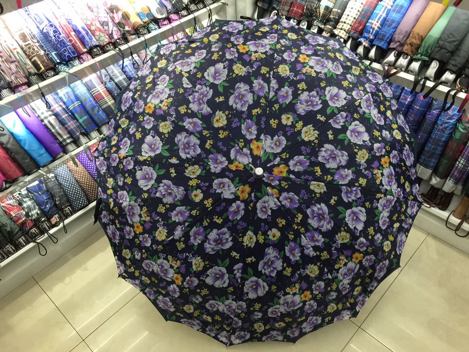 A new, fashionable and retro double-layered patterned polka dot umbrella Application Scenario