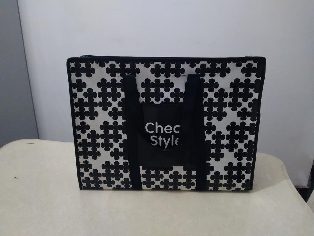 Household handbags. Non-woven fabric bags