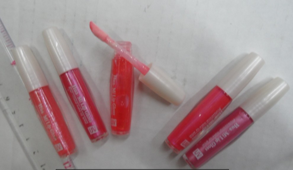 Lip gloss Lip gloss keeps the lips moisturized for a long time with 32 suction CARDS Application Scenario