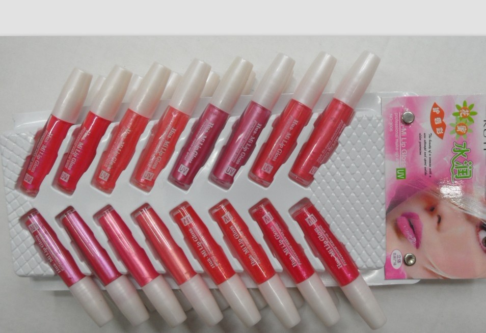Lip gloss Lip gloss keeps the lips moisturized for a long time with 32 suction CARDS full figure
