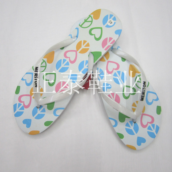New white printed herringbone beach slippers for women are available