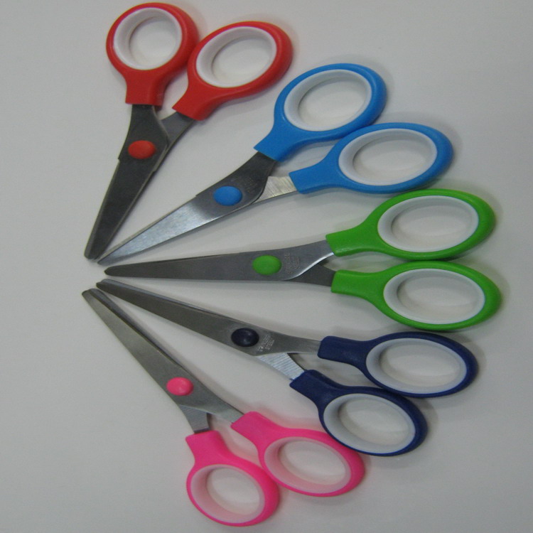 Office scissors, office knives and scissors 2010-2 5-inch spring scissors Application Scenario