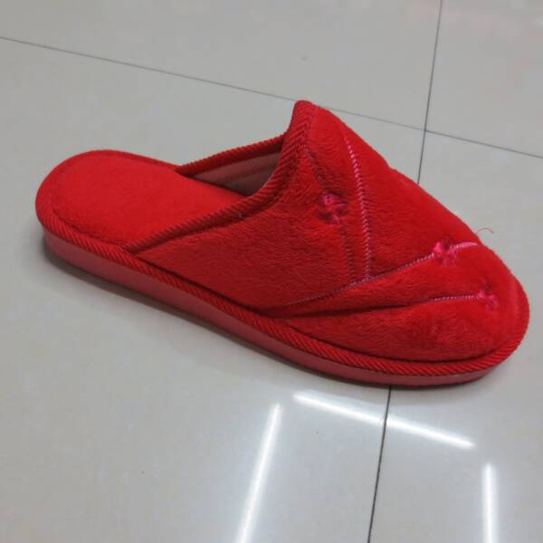 The 2013 new style of red embroidered little flower fleece slippers