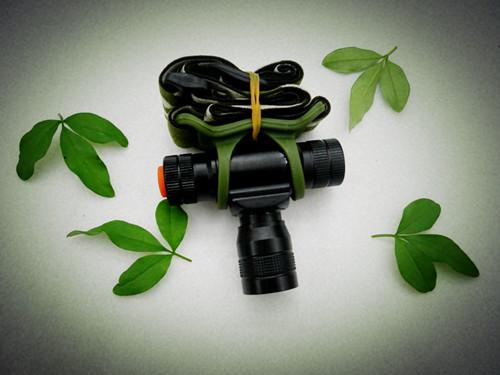 供应防水迷彩头灯迷你三档可调焦变焦充电强光头灯图