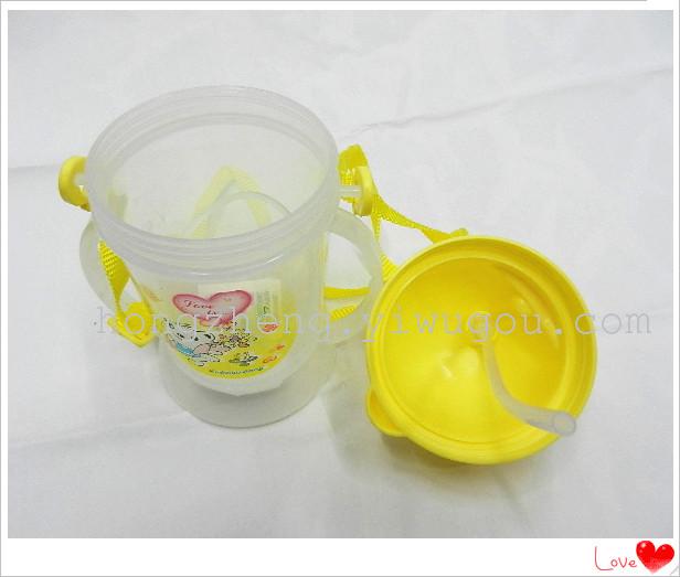 Children's water bottle, plastic water bottle, transparent water bottle, cute cartoon water bottle, portable children's water bottle, double-handled water bottle Application Scenario