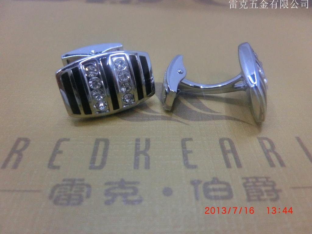 New cufflink feet, with diamond-encrusted cufflink accessories Specification image