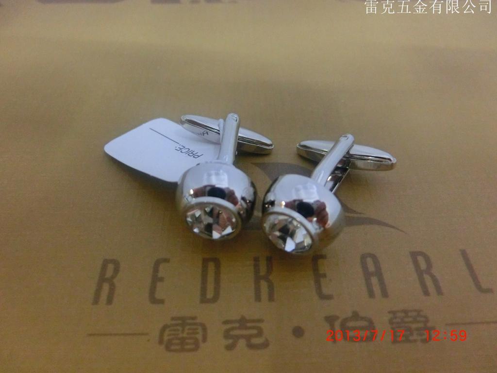 High-end cufflinks with large round diamonds details Picture
