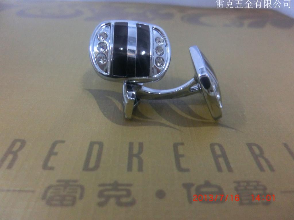 High-end original factory production of new cufflinks with foot straps and diamond cufflinks in stock for wholesale. Accessories Specification image
