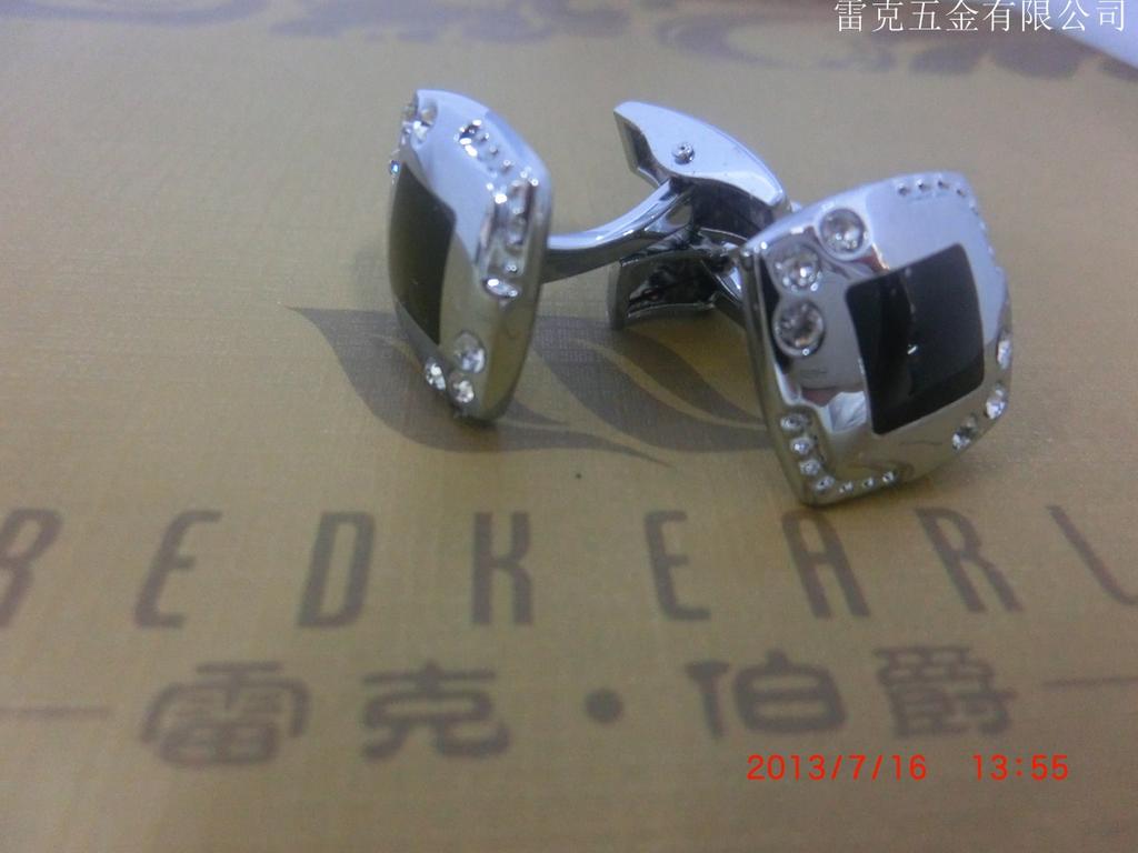 New cufflink feet, with diamond-encrusted cufflink accessories Specification image