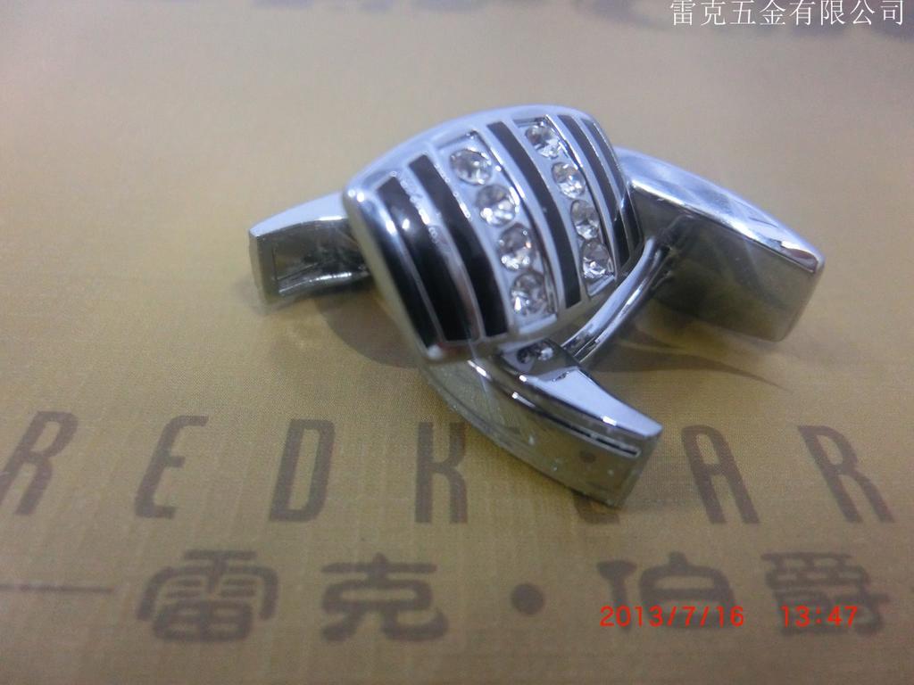 New cufflink feet, with diamond-encrusted cufflink accessories Application Scenario