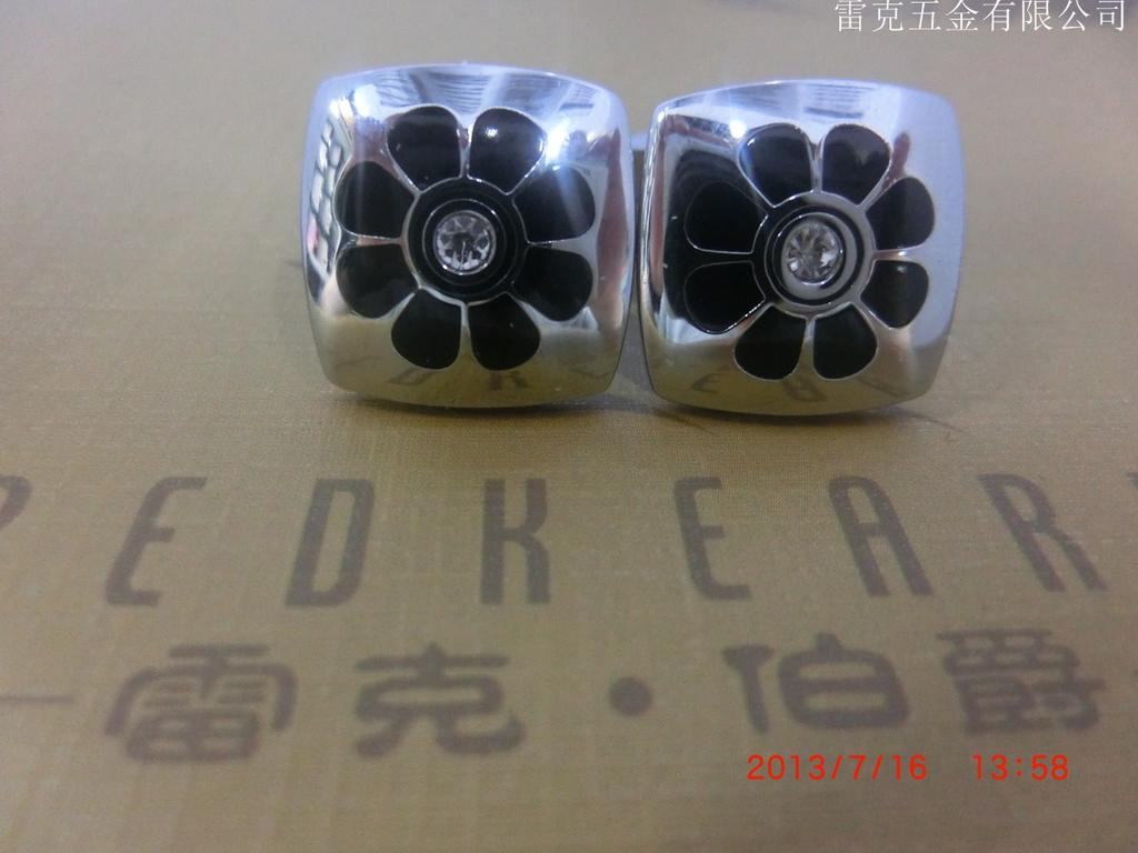 New cufflink feet, petal pattern with diamond cufflink accessories Application Scenario