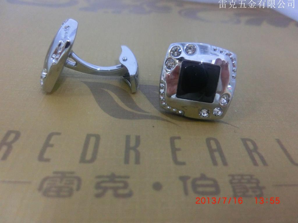 New cufflink feet, with diamond-encrusted cufflink accessories Application Scenario