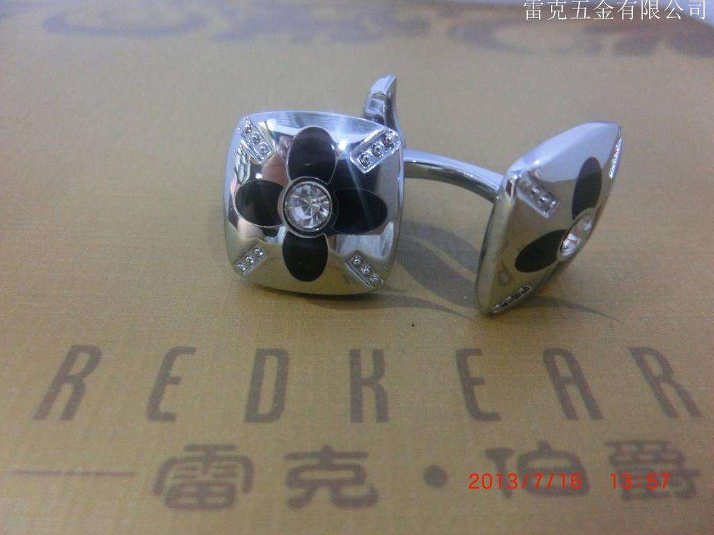 New cufflink feet, small flower pattern with diamond cufflinks Application Scenario