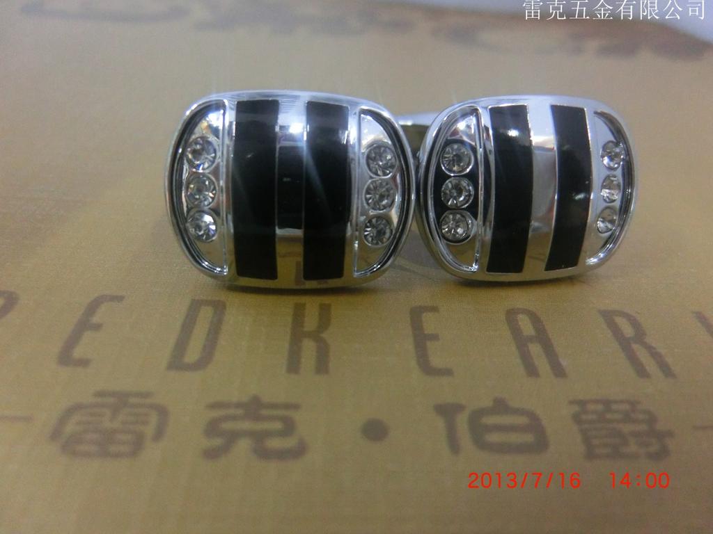 High-end original factory production of new cufflinks with foot straps and diamond cufflinks in stock for wholesale. Accessories
