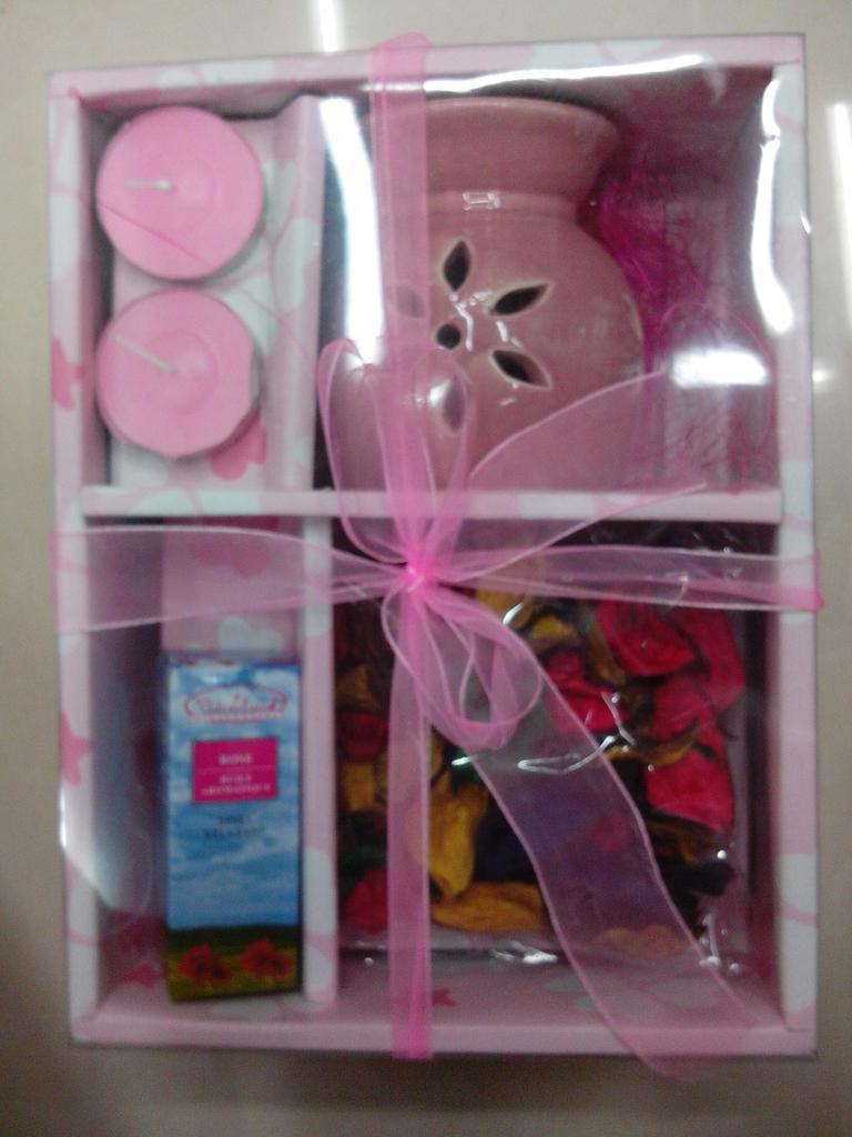 供应香薰礼盒套装，（干花+香炉+精油+蜡烛）香薰礼盒香薰四件套，欢迎订购。产品图