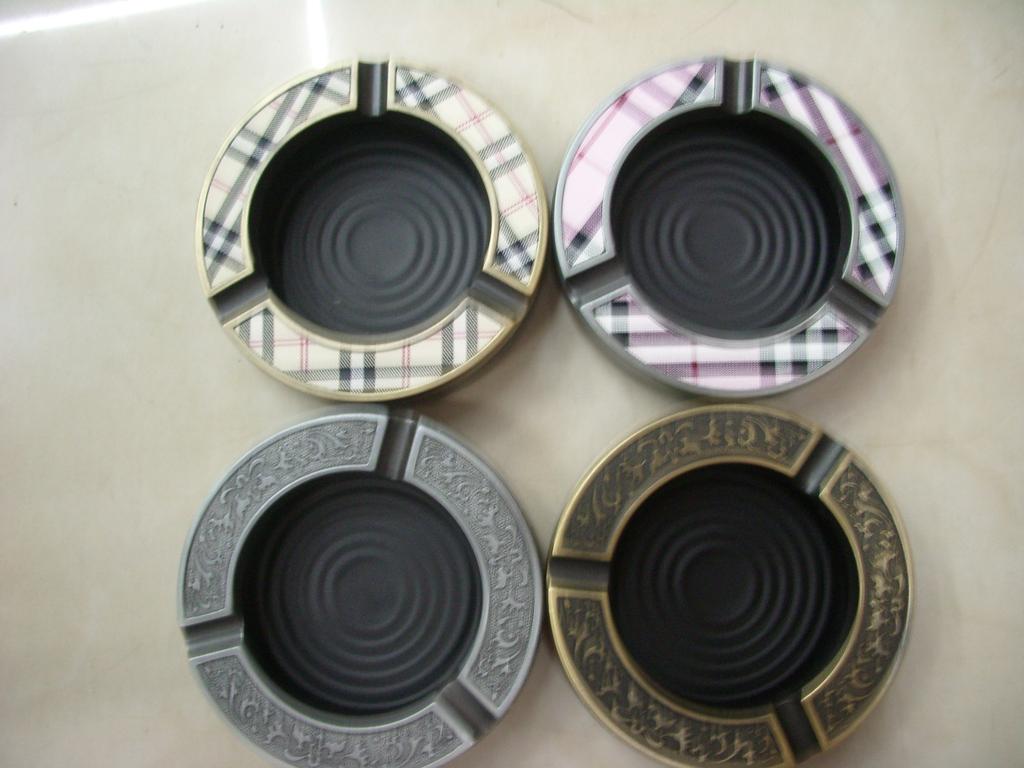 10cm创意锌合金烟缸 贴花 烤漆种类多样产品图