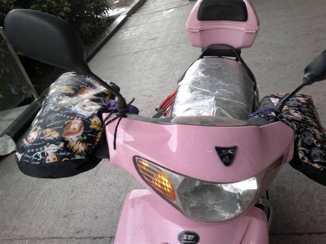 Manufacturer sells cartoon electric car, motorcycle, bicycle universal warm glove, cold proof car cover