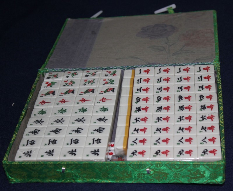 Box containing melamine small mahjong 152 pieces of foreign literature travel mahjong small mahjong