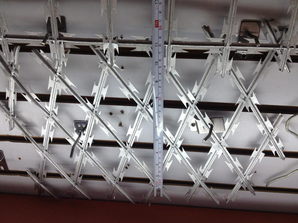 Razor wire prison anti-climbing fence barbed wire fence
