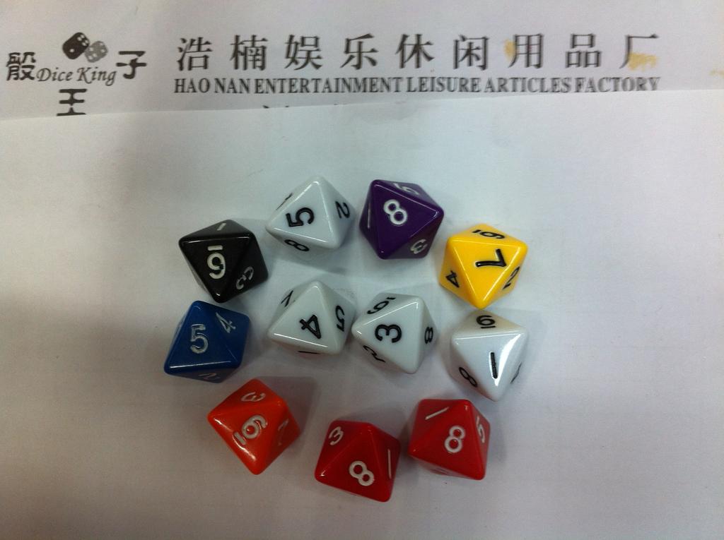 供应多面骰子 亚克力骰子 8面彩色骰子颜色多样 塑料骰子