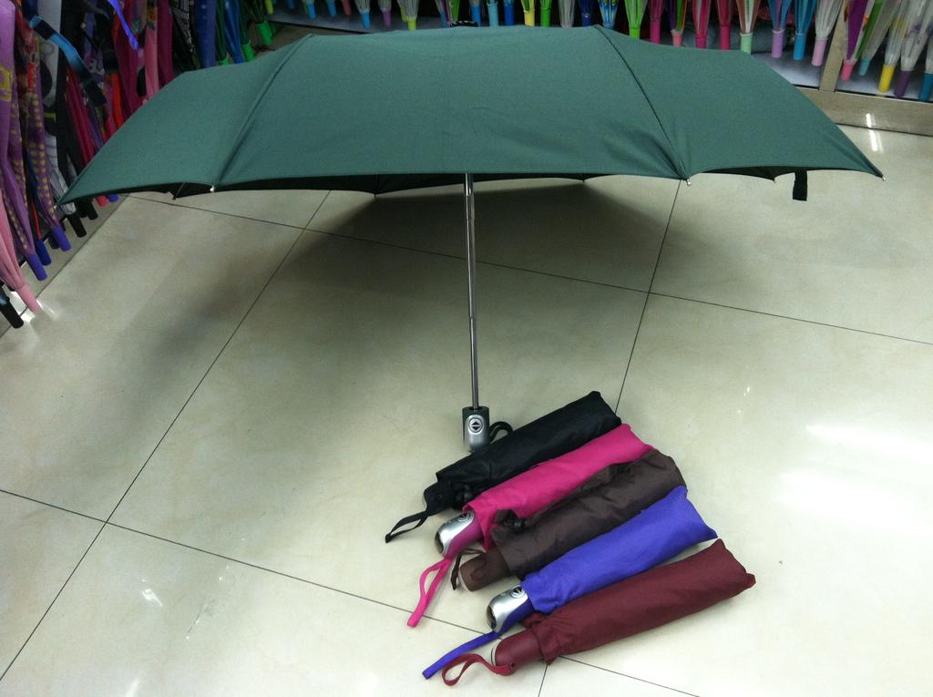 Three-fold plain self-opening and self-closing umbrella