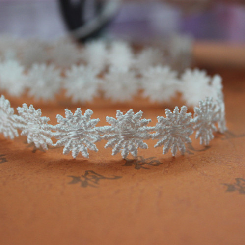 The water-soluble flower piece barcode lace is originally white