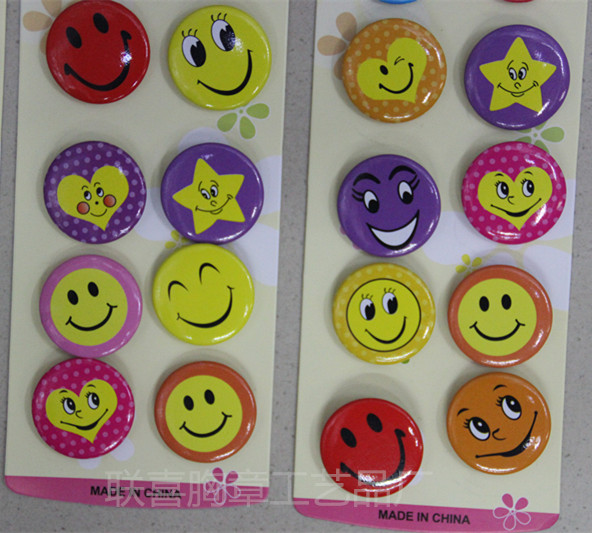 厂家直销黄色笑脸马口铁胸章 胸针别针个性定制图案产品图