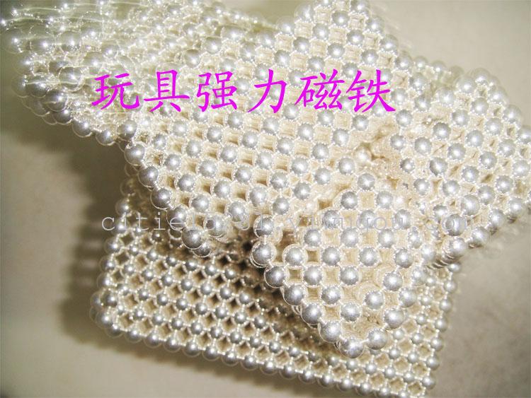 磁性球魔方(魔力磁球)确实是一种神奇的智力玩具。磁性球魔方可以同时刺激和锻炼你的左右脑产品图