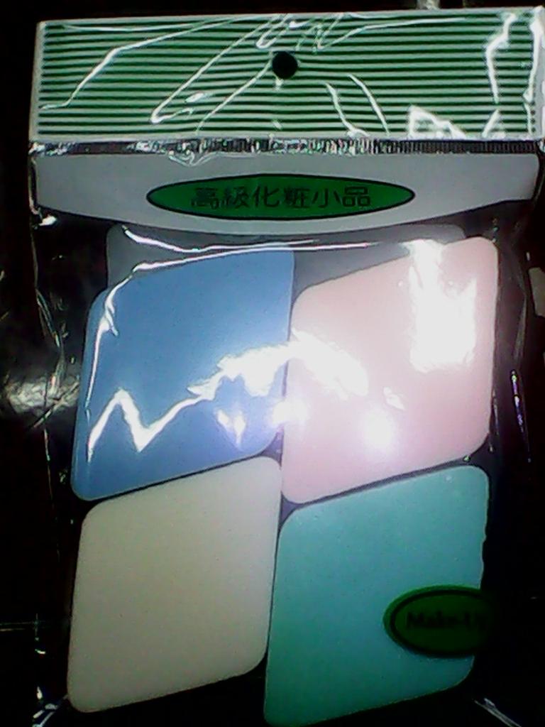 Diamond-shaped powder puff