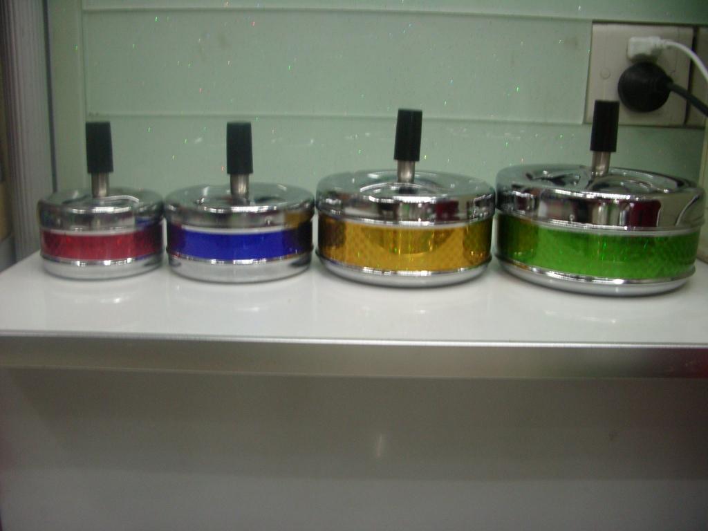 按压旋转烟灰缸 电镀 镭射纸 简单大方产品图