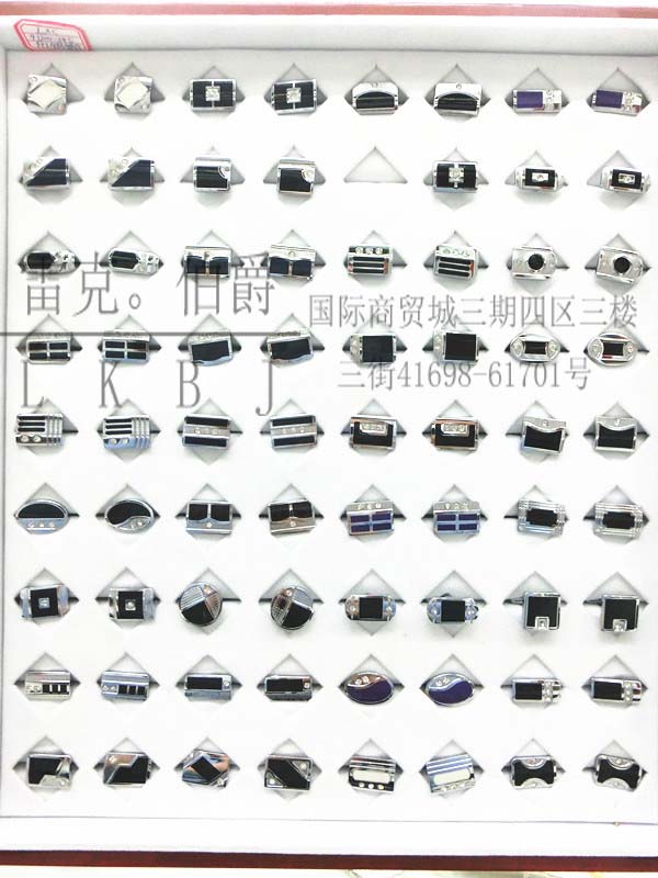 تجهيزات في شكل أزرار على أكمام الرجال Specification image