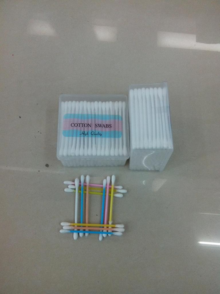 200 plastic pole cotton swabs in a square box
