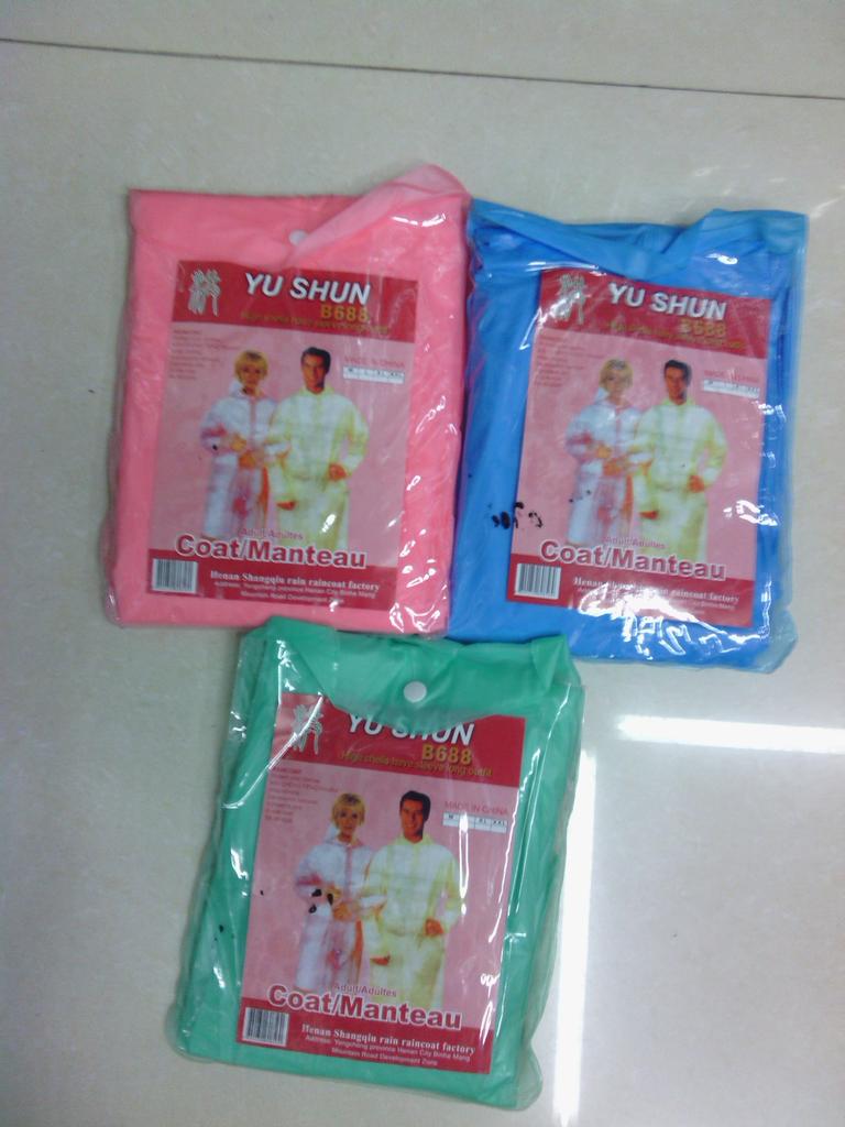 厂家直销雨衣,颜色有红，绿，蓝，粉，一件300