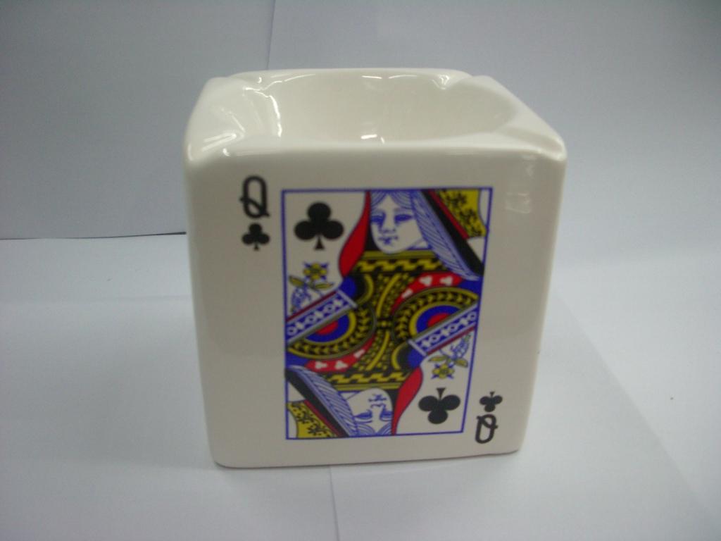 家用烟灰缸实物图
