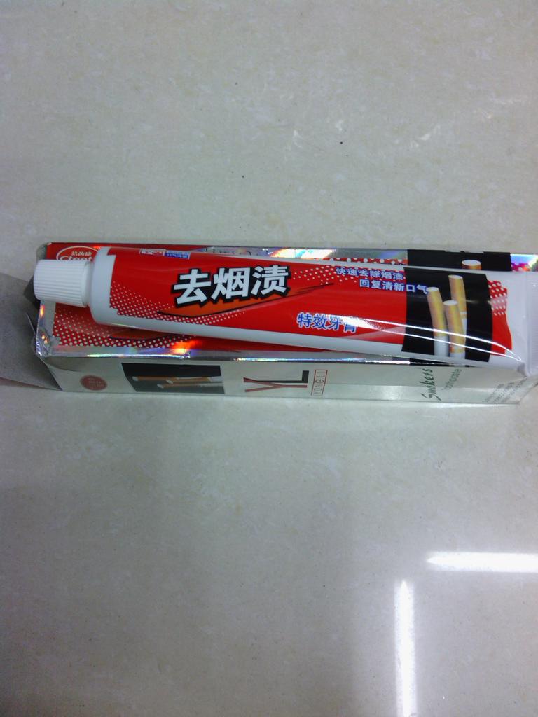 去烟渍特效牙膏，回复清新口气
