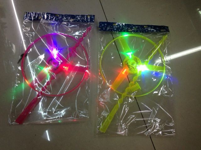 Light flying saucer toy