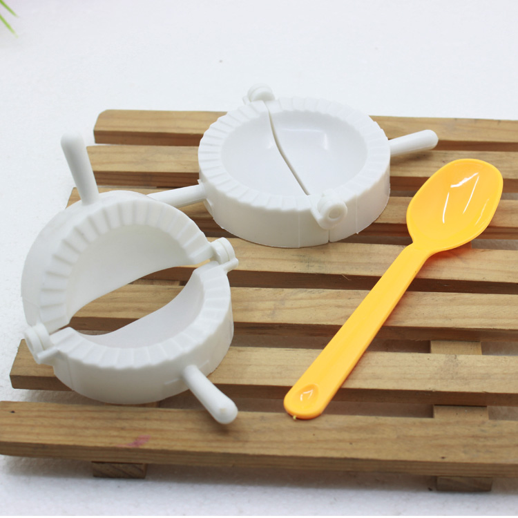 Two sets of high-quality dumpling-making tools, spoon dumpling molds and dumpling clips are available in stock for wholesale at two yuan