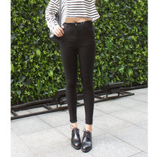 Large-sized leggings worn outside can make a slimming lady look slimmer. Add weight and warm long pants