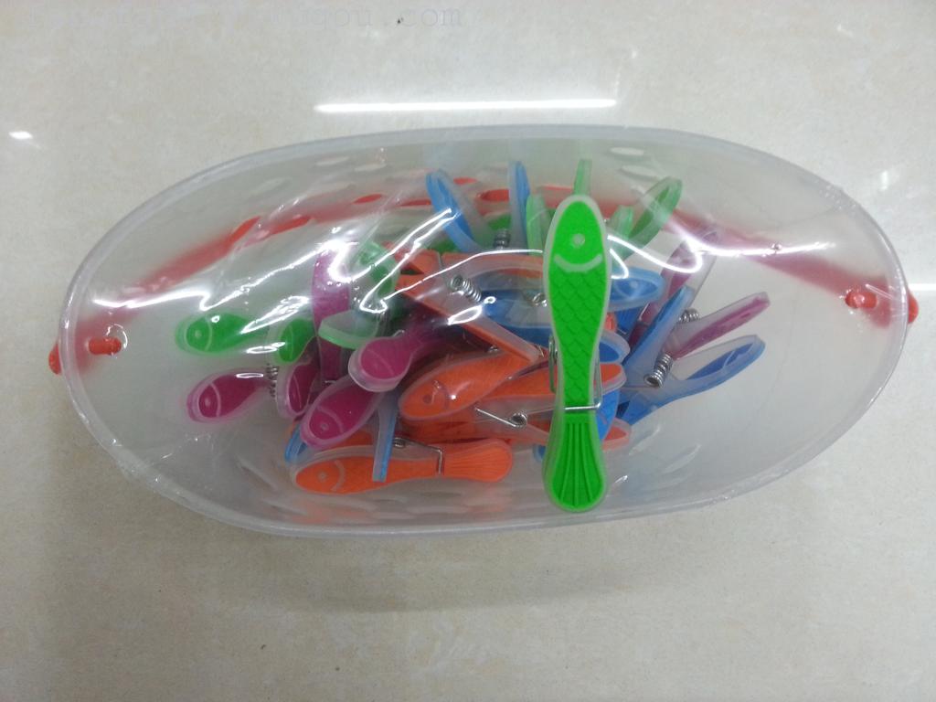 篮子内装鱼形夹子产品图