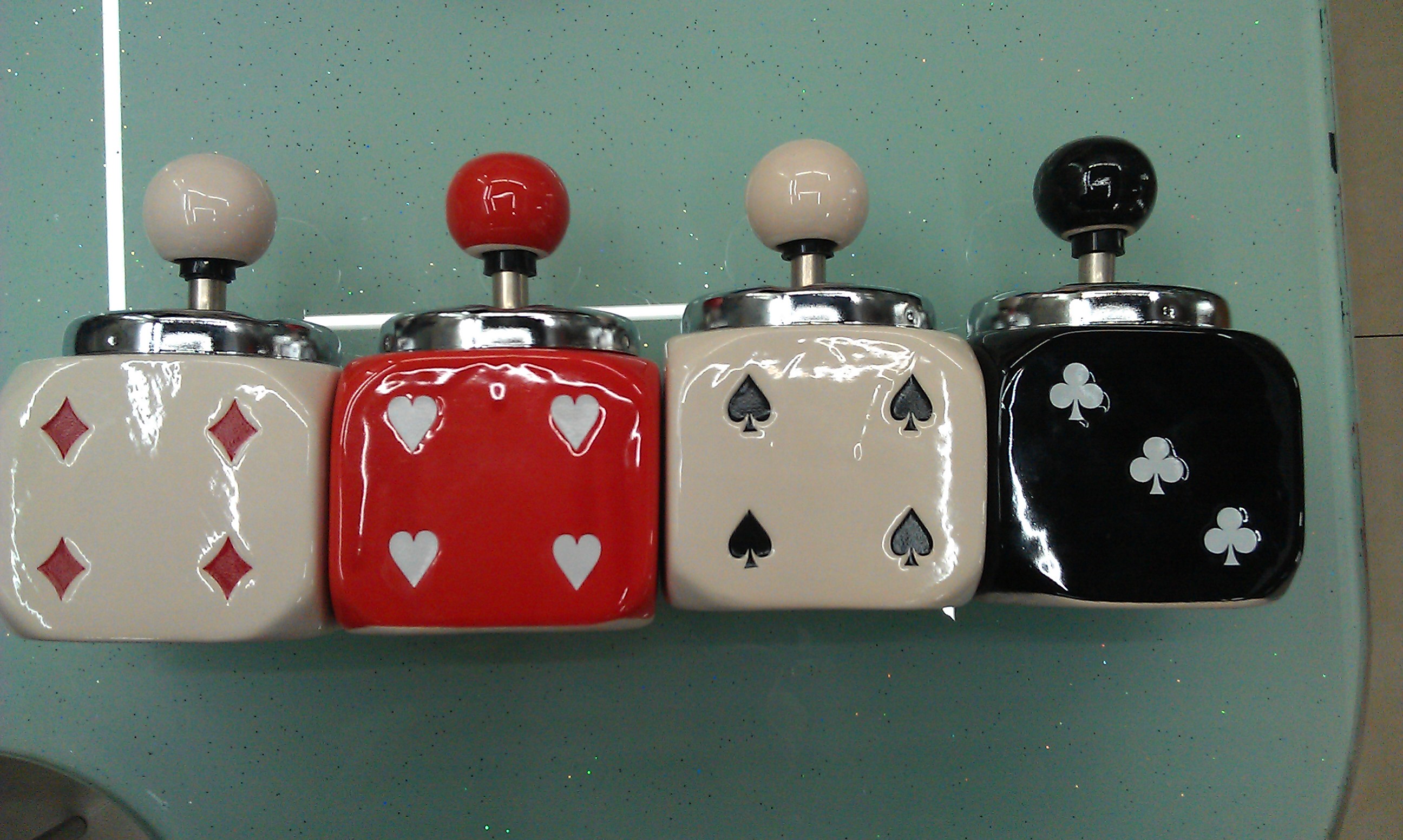 8cm口径陶瓷烟缸嘴唇按压旋转款细节图